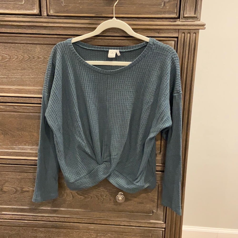 Crew neck evergreen colored shirt with cross Voss fabric at the bottom